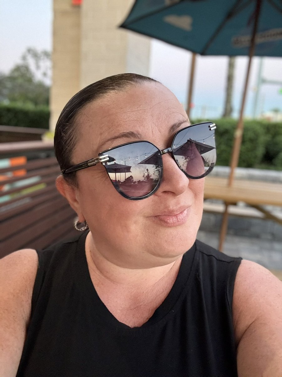 ANNA Z U B A R Ξ V tweet media