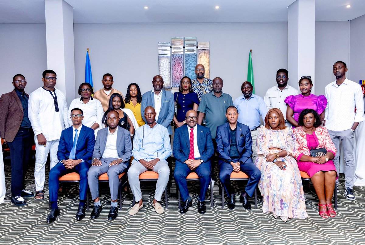 PrimatureRwanda's tweet photo. While in Libreville, Gabon, Prime Minister Nsengiyumva met with members of the Rwandan community.

He commended them for their unity and positive representation of Rwanda abroad, and encouraged them to continue contributing to both their host country and Rwanda’s development.
---------------------
Mu ruzinduko yagiriye i Libreville muri Gabon, Minisitiri w’Intebe Nsengiyumva yahuye n’Abanyarwanda bahatuye. 

Yabashimiye ubumwe bwabo n’uburyo bakomeje guhagararira neza u Rwanda mu mahanga, anabashishikariza gukomeza gutanga umusanzu mu iterambere ry’igihugu cyabakiriye ndetse n’u Rwanda.