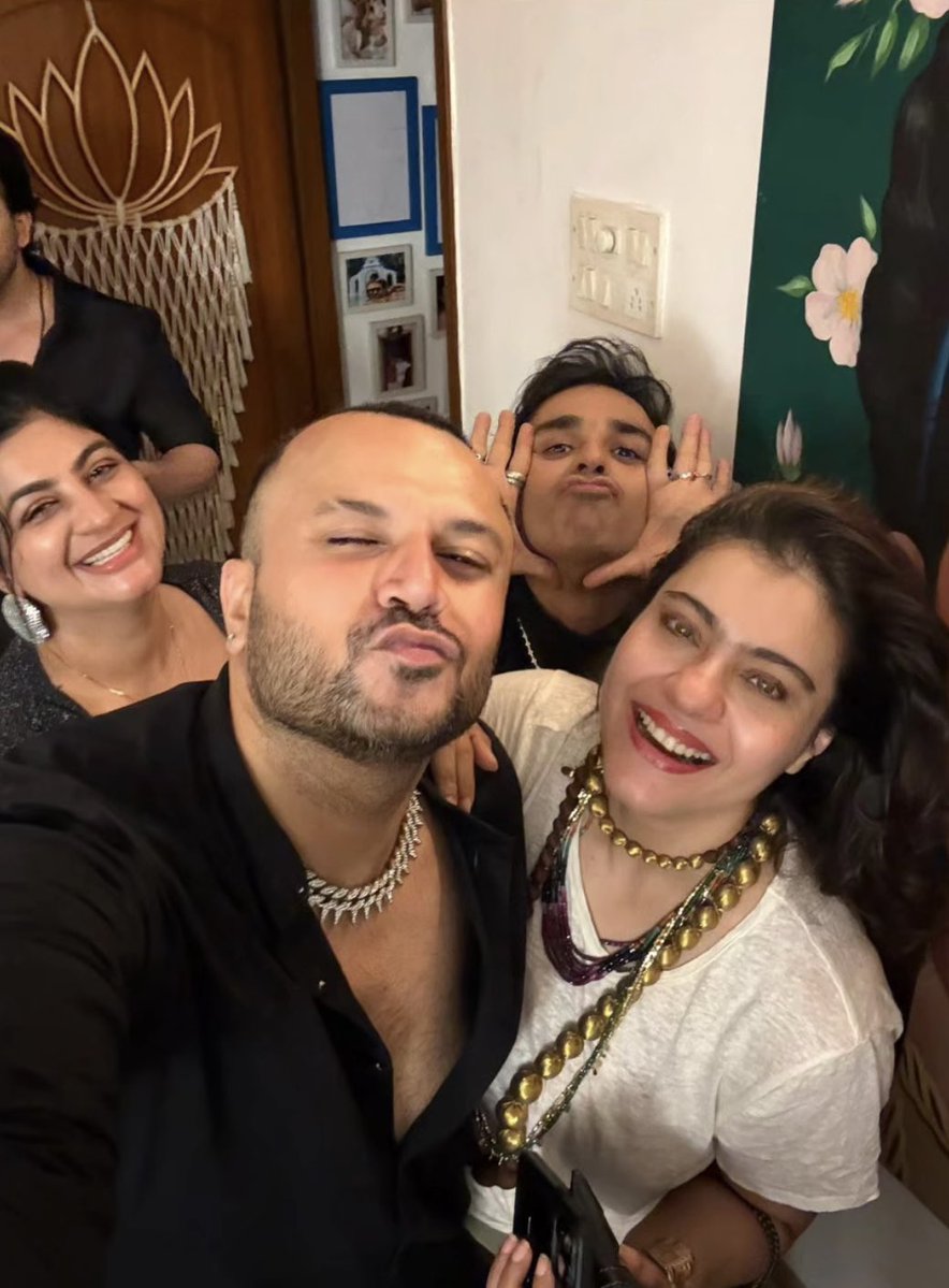 kajolarmy's tweet image. My Happy Baby Queen @itsKajolD ✨🫶🌻

#kajol #kajolarmy #kajolnesia