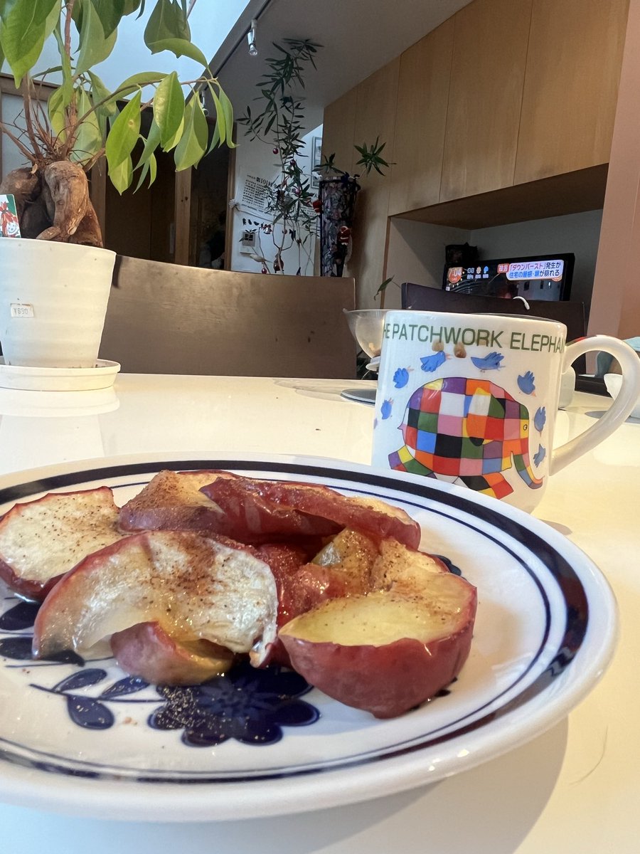 or1240's tweet photo. 焼きりんごとゆっくりな朝
今日もいい一日を🍎☕ https://t.co/6kHGqgILEL