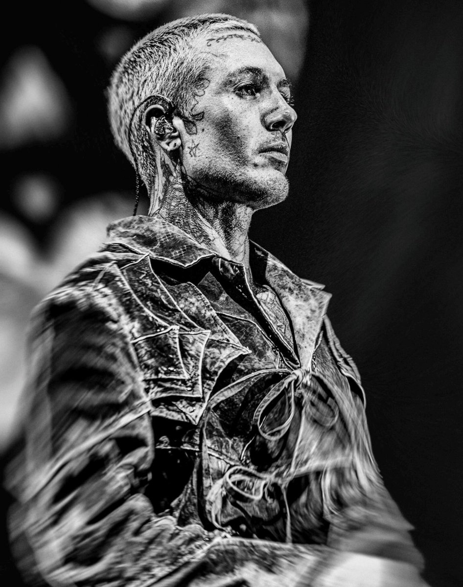 SOTSPodcast's tweet photo. Oli Sykes (Bring Me The Horizon) is a work of art in new photo from the band's sold-out show last night at Madison Square Garden.

📷 Dimitry Mak for Altpress https://t.co/kcb0YMoI1w