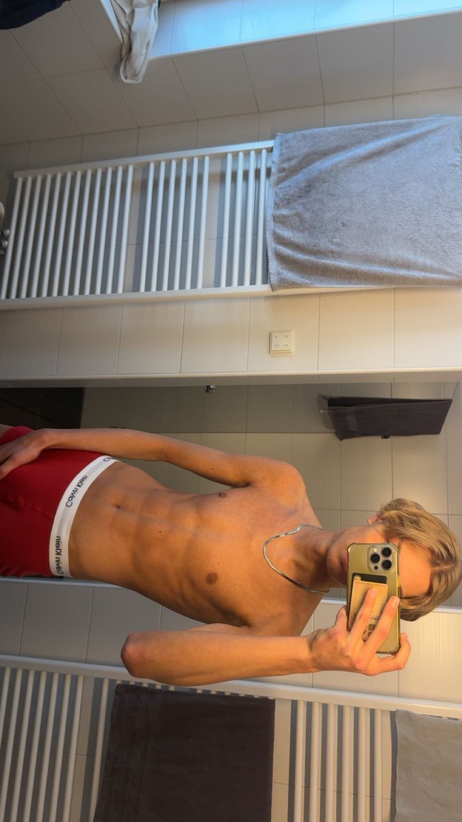 SkinnySeduction tweet media
