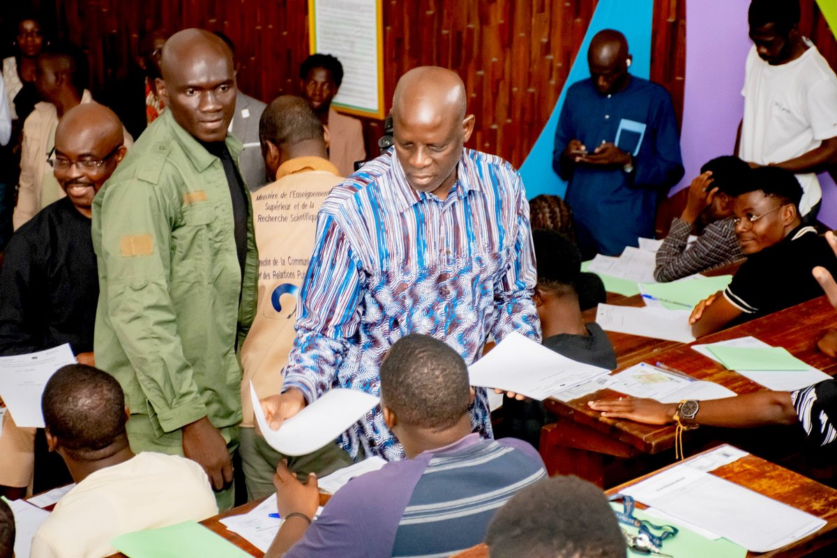 Gouvciofficiel's tweet image. #Éducation | Entrée directe à l'ENS:  les épreuves écrites d'admissibilité des concours  professeurs de lycée et collèges et éducateurs officiellement lancées

Abidjan, le 03 mai 2026- Le ministre de l'Enseignement supérieur et de la Recherche scientifique, Adama Diawara, a