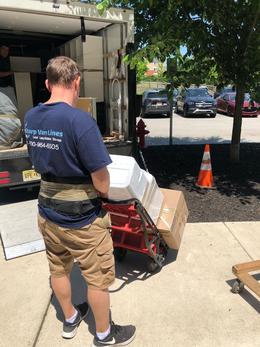 sharpvanlines's tweet image. Garage staging, clean stacking, and then straight to the truck — simple on the surface, but it only works when everything is done in order 📦 🏠
#SharpVanLines #MovingDay #HandledWithCare #NYCMovers