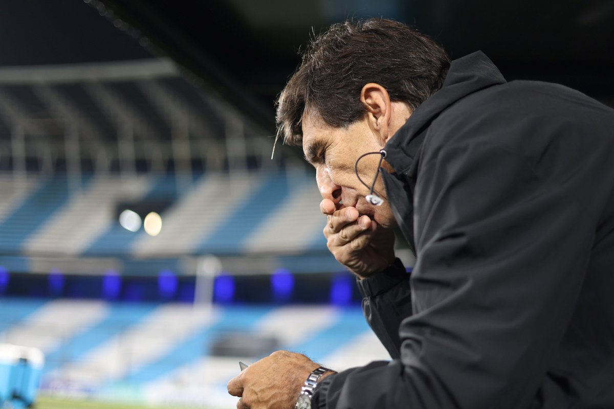 Fernandez_MM's tweet photo. RACING TALISMÁN 🎓✨

Para que Racing clasificara, tenía que darse un milagro absoluto. Y se dio:

1️⃣ Barracas debía perder con Banfield (¡y sin que le cobraran 2 penales!).
2️⃣ Sarmiento tenía que caer.
3️⃣ Tigre no podía ganarle a los suplentes de Central.
4️⃣ Racing debía aguantar y no perder ante Huracán.
5️⃣ El VAR tenía que anularle un gol milimétrico al Globo.
6️⃣ Y también anularle un gol a Tigre.

🤯 ¡TODO ESO PASÓ!

Nunca tuvimos a la suerte tan de nuestro lado. Ahora toca respaldar esa fortuna en la cancha: ¡hay que ayudar a la suerte con trabajo! 💪

TODOS JUNTOS, RACING. Nos quedan 4 finales. 💙🤍⚽