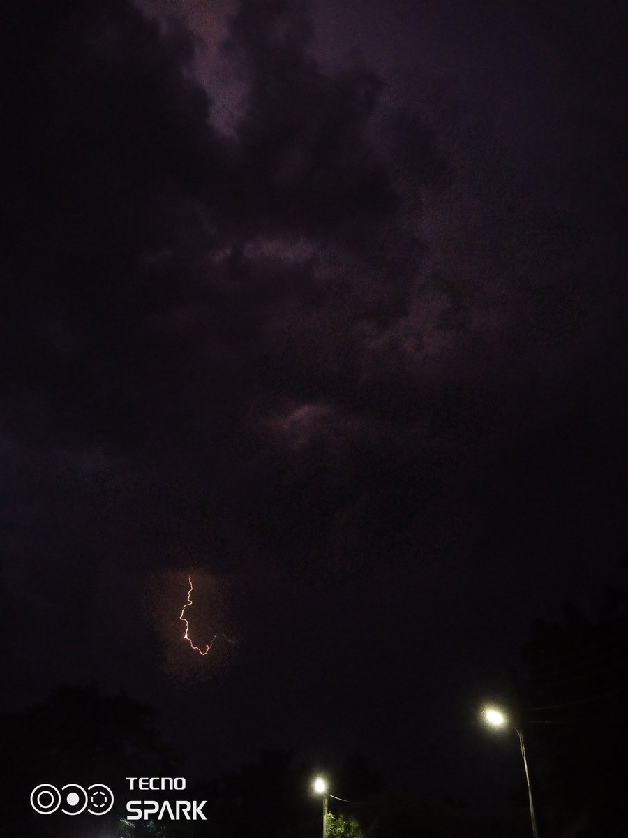BlossomMax601's tweet image. Tomorrow is Monday, but the lightning always gives us a ray of hope for the days ahead⚡😌

#weather #Sunday #rain