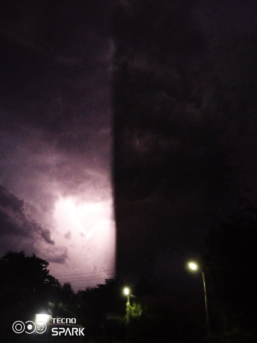 BlossomMax601's tweet image. Tomorrow is Monday, but the lightning always gives us a ray of hope for the days ahead⚡😌

#weather #Sunday #rain