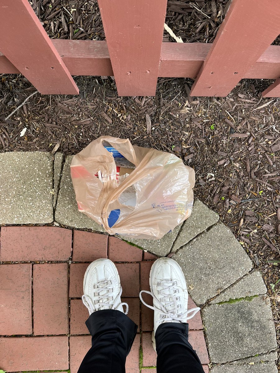10MinDQ's tweet photo. Shhhhh, you will wake Juniper.
🚨My delicious Portabella for lunch.
#SundayThing
Off to the Pantry for donation and long walk. Thank you again Laura for the help with the crackers. And finally, another bag of trash picked up, https://t.co/wC3h9Nrme3