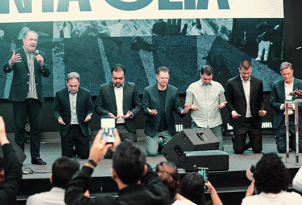 entreamigos_ea's tweet photo. Silas Malafaia diz que o Bolsa Família impede o Brasil de prosperar e critica o fim da escala 6x1 em culto de Santa Ceia com políticos. https://t.co/BpIyEyCaYL