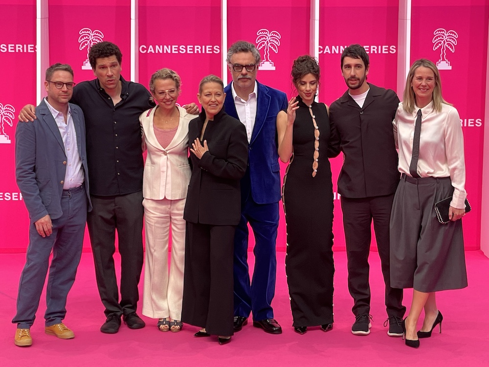 lejouretlanuit's tweet image. #Cinéma #Festivals La série britannique « Alice et Steve » remporte trois prix aux Canneseries lejouretlanuit.com/cinema/la-seri…