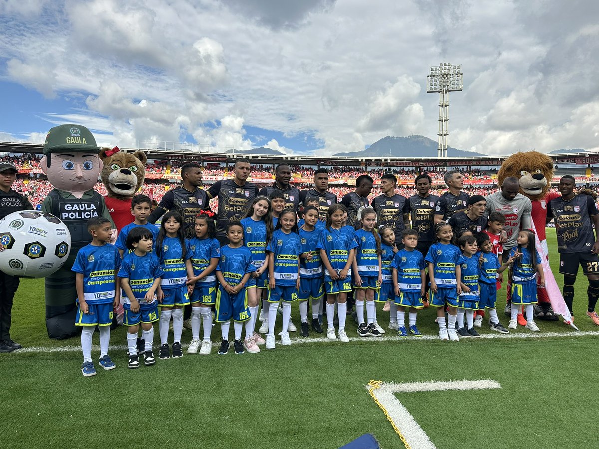PoliciaBogota's tweet photo. ¡La tribuna habló!
Hoy #ElCampín se viste con los colores de la libertad. Si ve nuestro trapo en las graderías, recuerde: Denunciar también es de Campeones.
Que el grito de gol no opaque el mensaje de prevención. No dude en marcar a la #Linea165 https://t.co/RFY4mAYC2M