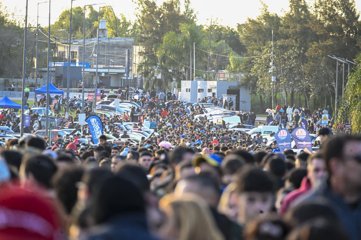 Nardini_Leo's tweet photo. Malvinas tiene de todo y este domingo las familias malvinenses y de alrededores consolidaron, una vez más, este gran encuentro: la 5° edición de la ExpoCar 🚗🔥

Más de 700 autos de tuning, clásicos y TC se lucieron en las inmediaciones del Palacio Municipal.

¡Felicitaciones a todo el equipo de #Juventud por generarlo!