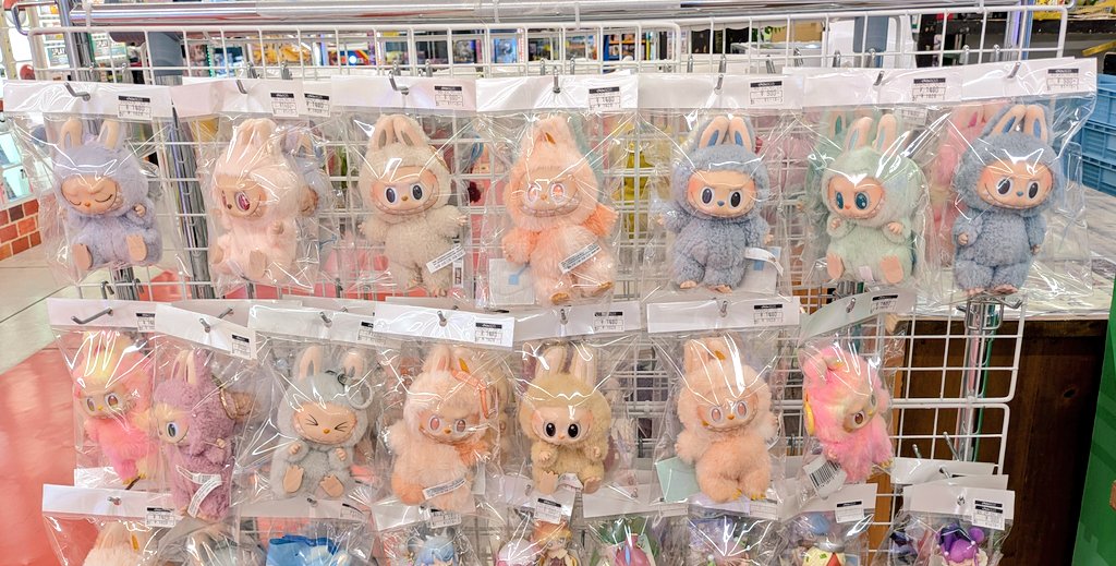 gurutateomocha's tweet image. レジ前にて #ラブブ 販売中︎❤‼️‼️
お得にラブブをお迎えするチャンス🐺‼️
気になる方はぜひ‼️👀✨
ぐるぐる大帝国館林店へ✨🏃💦💨
#labubu
#ポップマート
#popmart
#ぐるぐる大帝国館林