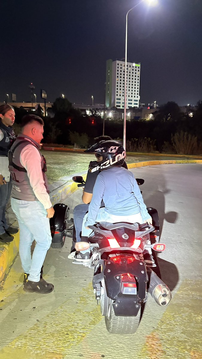 bigperrin's tweet photo. @silvia_tanus  buenas noches Licenciada, elementos bajo su mando de manera prepotente no quisieron quitarse de una rampa para acceder a la ciclovía mientras pedían papeles a una moto. Se les pidió amablemente que no dieran el paso y se negaron.  Esto en la atlixco https://t.co/r6PD6jzFVj