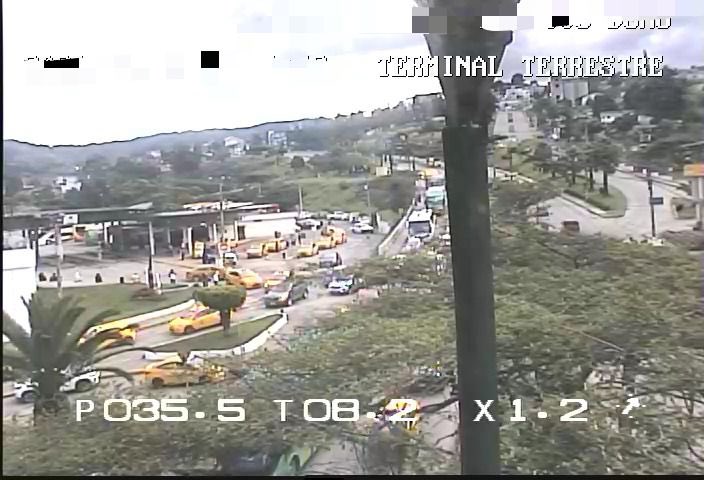 ECU911Machala1's tweet photo. 📍Loja | A esta hora, a través del sistema de #VideoVigilanciaECU911, se visualiza el movimiento vehicular en los accesos y salidas de la ciudad, especialmente en el Terminal Terrestre, al cierre del feriado. 

Conduzca con precaución y respete las normas de tránsito. 

#LíneaÚnicaParaEmergencias 9-1-1
