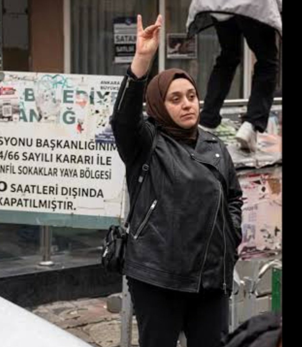 enderakelma's tweet photo. @1907medya Kadının fiziksel görünüşünü bile yapay zeka ile değişip paylaşmışlar oğlum fenotipinizi neden değişip duruyorsunuz Mustafa kemalide aynı şekilde adamı boyaya boyaya bir hâl oldunuz bu kadın aklınca provoke etmeye çalıştı ama olmadı elinde patladı geçmiş olsun gök Tengri kut etsin https://t.co/pyMfWoR9KG