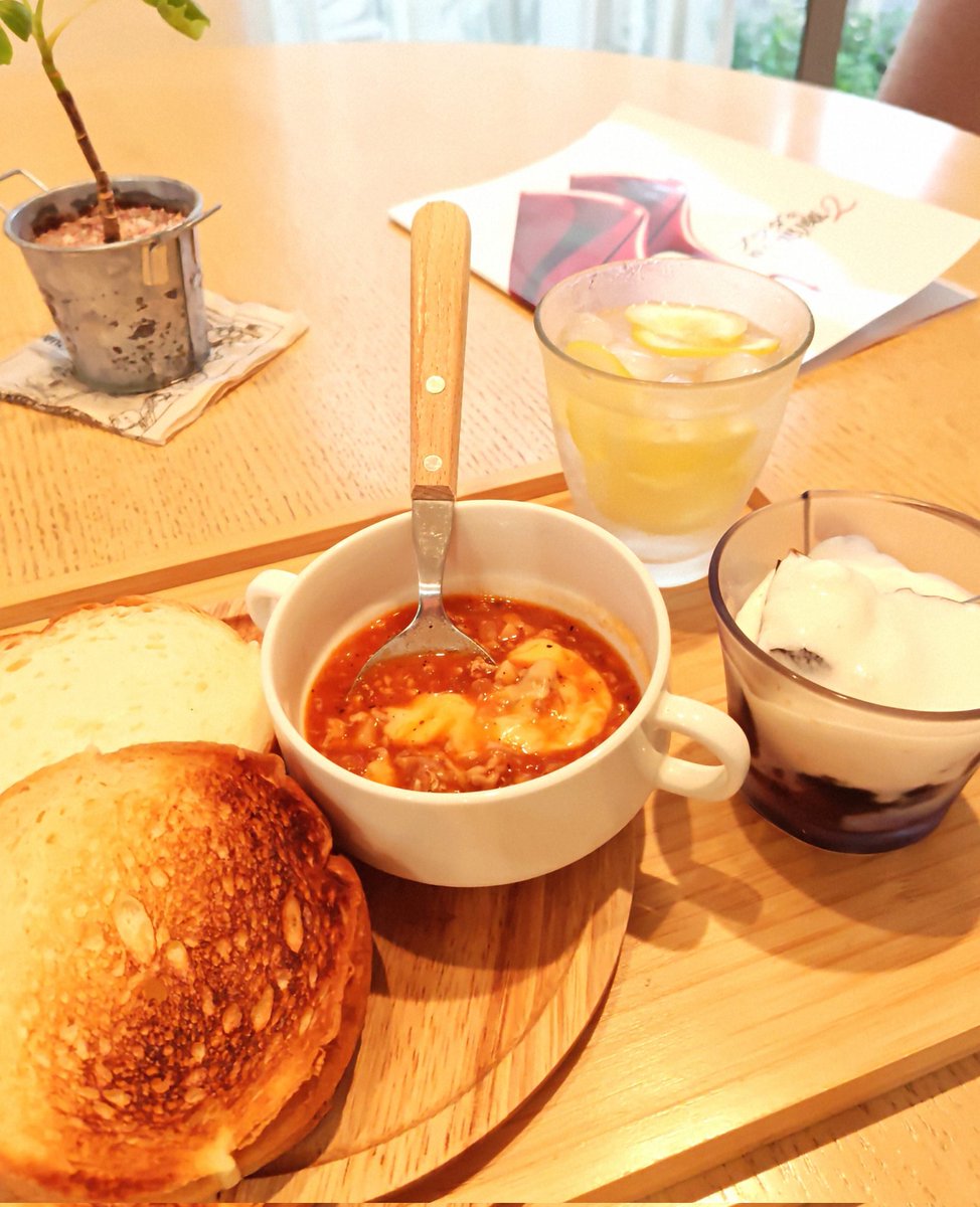 key78832473's tweet photo. Day-321🍋
【My cazy Breakfast Diary🍞】
おはようございます(^^)♬
今朝もkeyカフェ☕️OPEN(*´ω`*)
〜今日のメニュー😚〜
◎ミートソースつけパン🍞
◎コーヒーゼリー
ホイップ乗せ(*´ω`*)
◎🍋炭酸水🥤シュワシュワ~ε-(´∀`*)
今日は冷蔵庫の余り物たちで
ミートソース♬
チーズ🧀を入れたら立派なおかず
今日も幸せだね(*´ω`*)💞♦️
#Morning🍞 丁寧な時間♬