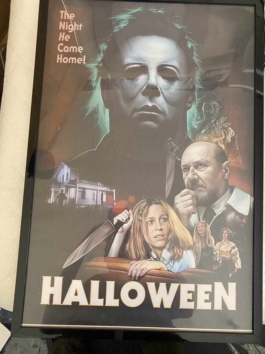 RichardMP1979's tweet image. Picked up this awesome Halloween canvas print from Temu 🔪🎃
Love the artwork style—such a cool mix of classic characters and that iconic Michael Myers look.

Perfect piece for the horror setup and definitely gives off those spooky vibes!

#Halloween #MichaelMyers #HorrorDecor