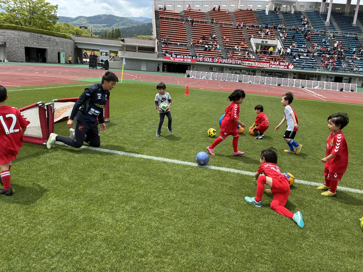 npofusc's tweet photo. 🔴サッカー教室⚫️
TOPチームのホームゲーム前にサッカー教室を実施‼️
75人の子どもたちが参加⚽️
今回は、TOPチーム選手7名と一緒にたくさんボールを追いかけました🏃‍♂️💨

次回、5/10(日)vsジュビロ磐田でも開催‼️皆さんのご参加、お待ちしてます💪

#福島ユナイテッド
#サッカー教室 https://t.co/YaDbuun5Sy