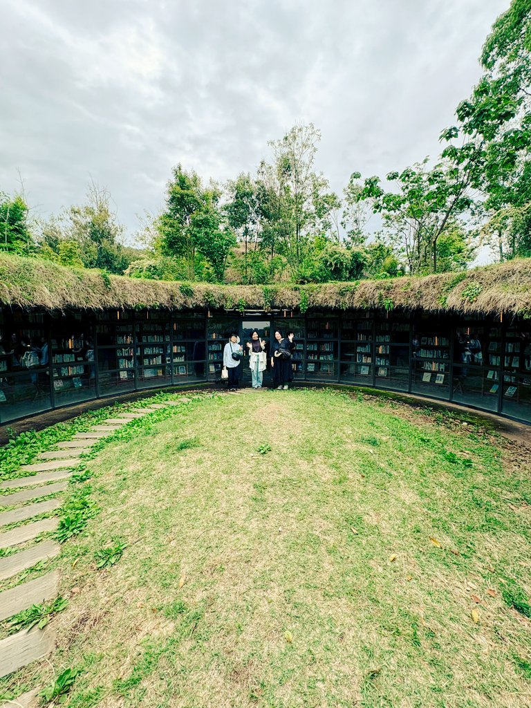 Tsucci90's tweet photo. 地中図書館!!
#クルックフィールズ
#やっと行けた
#まっつとYさんありがとう https://t.co/10XhiNlcax