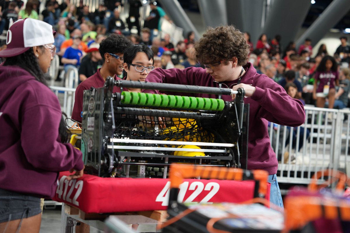 Lin_OHS's tweet photo. So proud of the Robotics Team 4122! 
Sharing a few highlights from First Championship.
@4122_O_Bots @OHSPrin_Langley @Mary_FoxAlter @OUFSD_Arts @OssiningSchools 

Link to view more photos:
https://t.co/lklCPfDziQ https://t.co/fu1D3fUvD1
