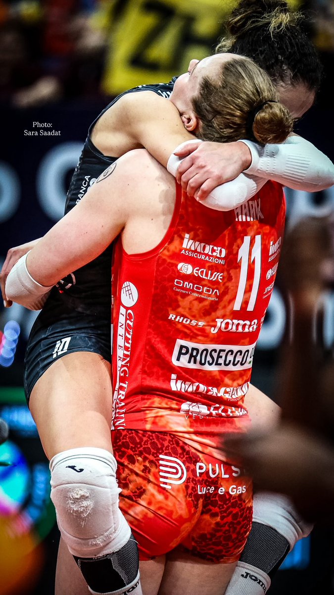 📸 | Isabelle Haak e Monica De Gennaro após o fim da partida contra o Savino na Champions League. [03.05.26]

© sara_saadat_photography via Instagram Story