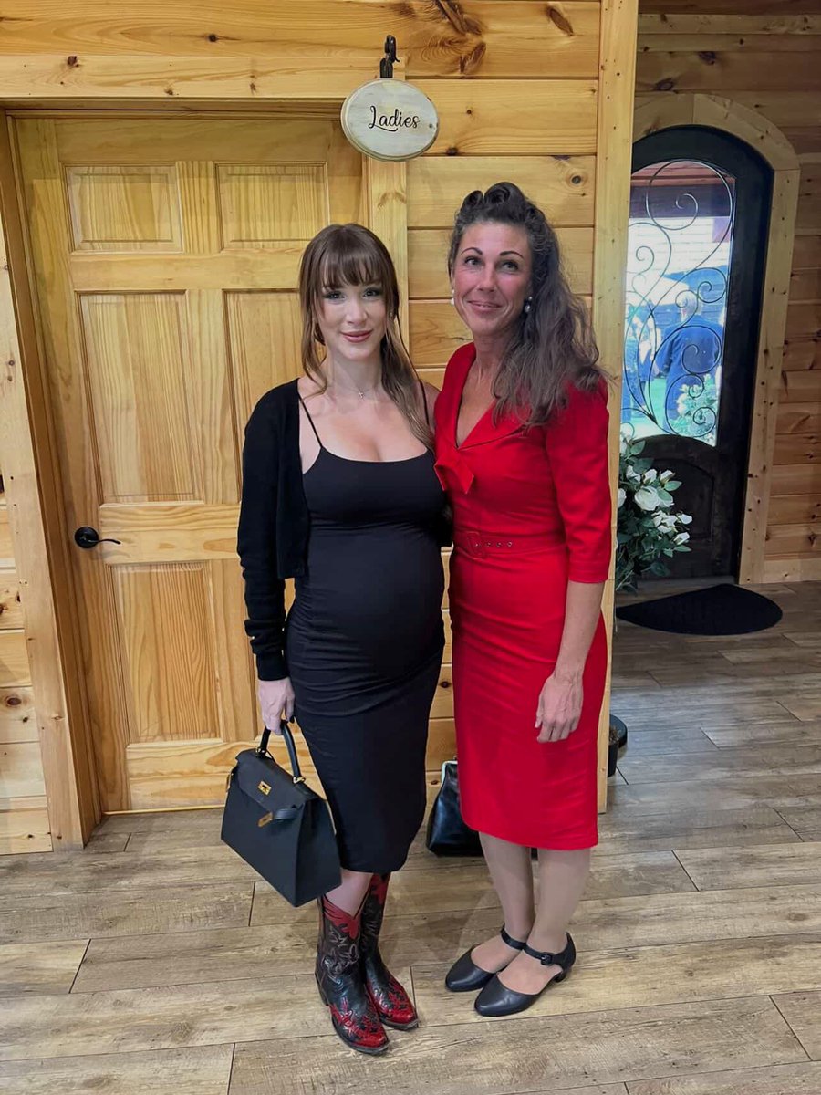 MikhailaFuller's tweet image. This gorgeous lady has only eaten ribeyes for over 25 years. She’s 53.