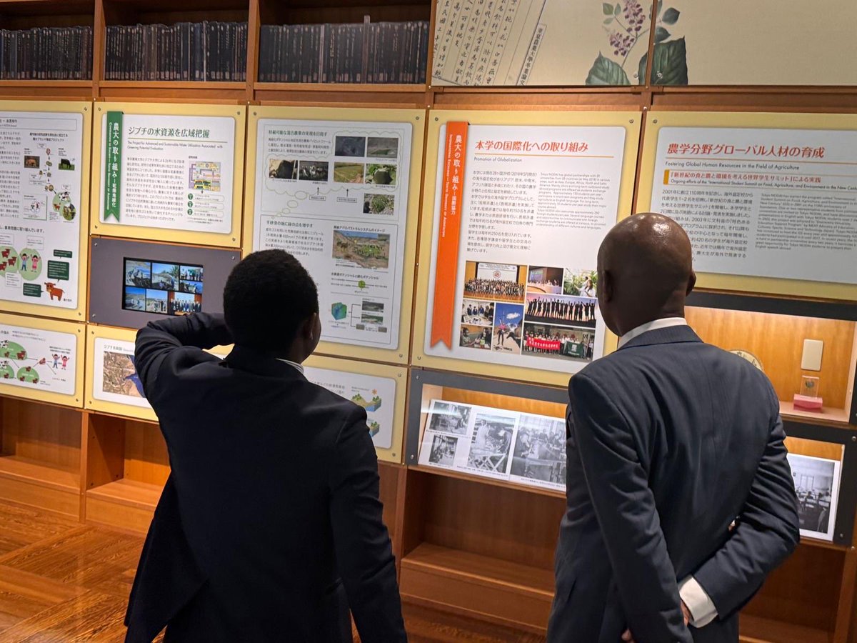 UbaloziJapan's tweet photo. BALOZI ANDERSON MUTATEMBWA AFANYA MAZUNGUMZO NA MKUU WA CHUO KIKUU CHA KILIMO TOKYO (TOKYO NODAI)
🇹🇿🇯🇵

Balozi Anderson Mutatembwa alifanya mazungumzo na Rais wa Tokyo University of Agriculture (Tokyo NODAI), Dkt. Fumio Eguchi, wakati wa ziara yake ya kikazi katika chuo hicho.

Katika mazungumzo hayo, Dkt. Eguchi alieleza shukrani zake za dhati kwa ushirikiano mzuri uliopo kati ya Tokyo NODAI na Sokoine University of Agriculture (SUA), hususan kufuatia makubaliano ya ushirikiano yaliyosainiwa mwaka 2009. Alibainisha kuwa ushirikiano huo umeendelea kuzaa matunda kupitia programu za kubadilishana wanafunzi, utoaji wa ufadhili wa masomo kwa wanafunzi kutoka SUA, pamoja na ushiriki endelevu wa wanafunzi hao katika mkutano wa kimataifa wa wanafunzi kuhusu chakula, kilimo na mazingira unaofanyika kila mwaka.

Aidha, Dkt. Eguchi alielezea muhimu wa programu ya Global Agri-Nutrition Leaders Programme katika kukuza wataalamu wenye uwezo wa kukabiliana na changamoto za kimataifa katika sekta ya kilimo na lishe. Alieleza kuwa chuo hicho kimejikita katika dhana ya “Practical Science,” inayolenga kuunganisha nadharia na vitendo katika kujenga ujuzi wa wahitimu.

Kwa upande wake, Balozi Mutatembwa alishukuru kwa ushirikiano huo na kupongeza mchango wa Tokyo NODAI katika kukuza rasilimali watu wa Tanzania kupitia elimu ya kilimo. Alibainisha umuhimu wa kuendeleza na kupanua zaidi ushirikiano huo, hususan katika maeneo ya utafiti, ubunifu na mafunzo ya vitendo yatakayochangia maendeleo ya sekta ya kilimo nchini Tanzania.

Mazungumzo hayo yalihitimishwa kwa pande zote mbili kueleza nia ya kuendeleza ushirikiano huo wa muda mrefu kwa manufaa ya pande zote mbili.