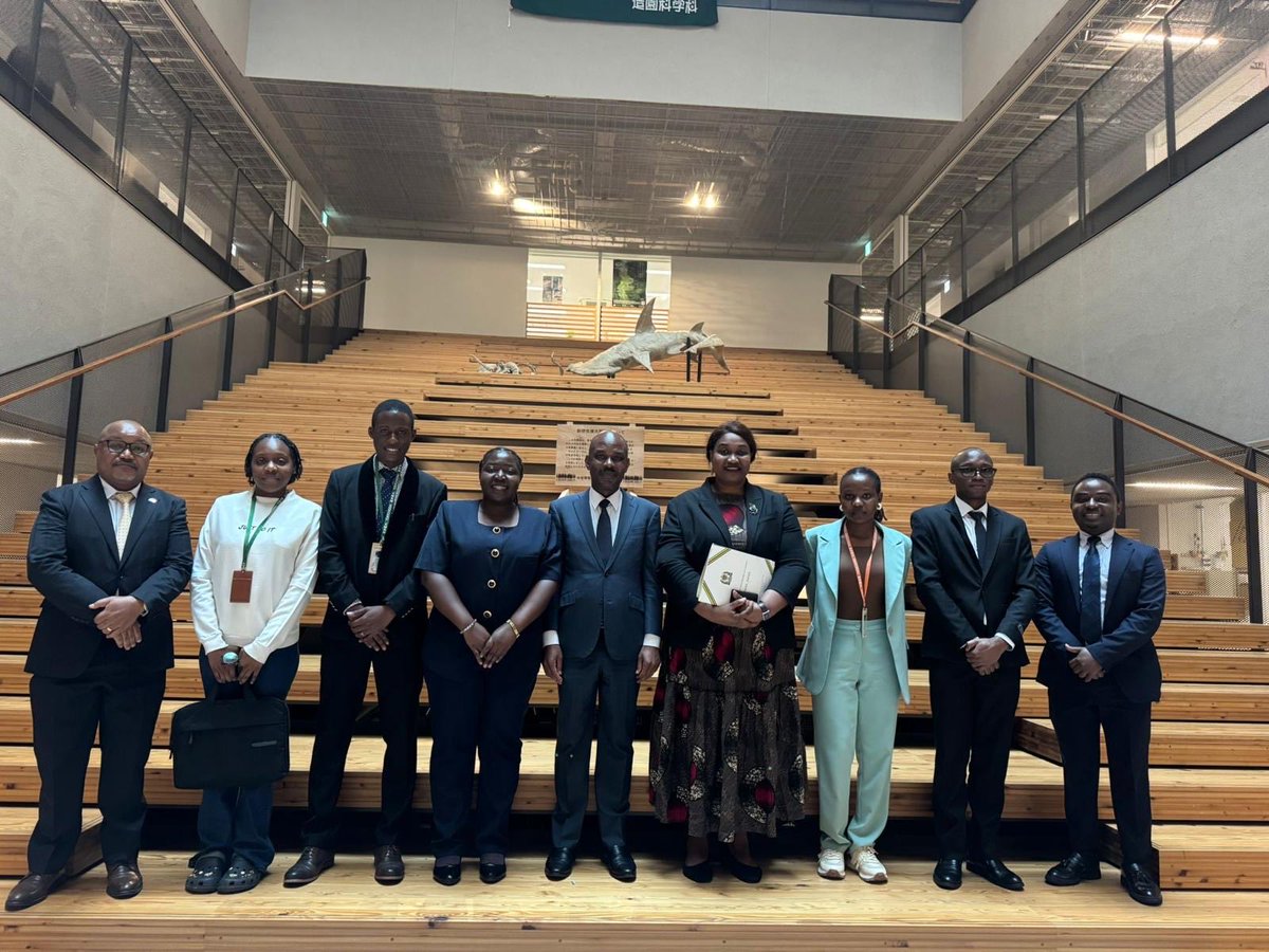 UbaloziJapan's tweet photo. BALOZI ANDERSON MUTATEMBWA AFANYA MAZUNGUMZO NA MKUU WA CHUO KIKUU CHA KILIMO TOKYO (TOKYO NODAI)
🇹🇿🇯🇵

Balozi Anderson Mutatembwa alifanya mazungumzo na Rais wa Tokyo University of Agriculture (Tokyo NODAI), Dkt. Fumio Eguchi, wakati wa ziara yake ya kikazi katika chuo hicho.

Katika mazungumzo hayo, Dkt. Eguchi alieleza shukrani zake za dhati kwa ushirikiano mzuri uliopo kati ya Tokyo NODAI na Sokoine University of Agriculture (SUA), hususan kufuatia makubaliano ya ushirikiano yaliyosainiwa mwaka 2009. Alibainisha kuwa ushirikiano huo umeendelea kuzaa matunda kupitia programu za kubadilishana wanafunzi, utoaji wa ufadhili wa masomo kwa wanafunzi kutoka SUA, pamoja na ushiriki endelevu wa wanafunzi hao katika mkutano wa kimataifa wa wanafunzi kuhusu chakula, kilimo na mazingira unaofanyika kila mwaka.

Aidha, Dkt. Eguchi alielezea muhimu wa programu ya Global Agri-Nutrition Leaders Programme katika kukuza wataalamu wenye uwezo wa kukabiliana na changamoto za kimataifa katika sekta ya kilimo na lishe. Alieleza kuwa chuo hicho kimejikita katika dhana ya “Practical Science,” inayolenga kuunganisha nadharia na vitendo katika kujenga ujuzi wa wahitimu.

Kwa upande wake, Balozi Mutatembwa alishukuru kwa ushirikiano huo na kupongeza mchango wa Tokyo NODAI katika kukuza rasilimali watu wa Tanzania kupitia elimu ya kilimo. Alibainisha umuhimu wa kuendeleza na kupanua zaidi ushirikiano huo, hususan katika maeneo ya utafiti, ubunifu na mafunzo ya vitendo yatakayochangia maendeleo ya sekta ya kilimo nchini Tanzania.

Mazungumzo hayo yalihitimishwa kwa pande zote mbili kueleza nia ya kuendeleza ushirikiano huo wa muda mrefu kwa manufaa ya pande zote mbili.