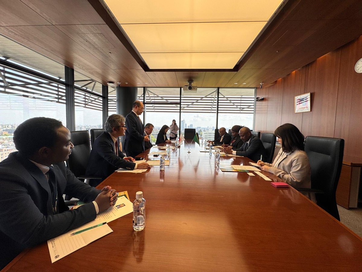 UbaloziJapan's tweet photo. BALOZI ANDERSON MUTATEMBWA AFANYA MAZUNGUMZO NA MKUU WA CHUO KIKUU CHA KILIMO TOKYO (TOKYO NODAI)
🇹🇿🇯🇵

Balozi Anderson Mutatembwa alifanya mazungumzo na Rais wa Tokyo University of Agriculture (Tokyo NODAI), Dkt. Fumio Eguchi, wakati wa ziara yake ya kikazi katika chuo hicho.

Katika mazungumzo hayo, Dkt. Eguchi alieleza shukrani zake za dhati kwa ushirikiano mzuri uliopo kati ya Tokyo NODAI na Sokoine University of Agriculture (SUA), hususan kufuatia makubaliano ya ushirikiano yaliyosainiwa mwaka 2009. Alibainisha kuwa ushirikiano huo umeendelea kuzaa matunda kupitia programu za kubadilishana wanafunzi, utoaji wa ufadhili wa masomo kwa wanafunzi kutoka SUA, pamoja na ushiriki endelevu wa wanafunzi hao katika mkutano wa kimataifa wa wanafunzi kuhusu chakula, kilimo na mazingira unaofanyika kila mwaka.

Aidha, Dkt. Eguchi alielezea muhimu wa programu ya Global Agri-Nutrition Leaders Programme katika kukuza wataalamu wenye uwezo wa kukabiliana na changamoto za kimataifa katika sekta ya kilimo na lishe. Alieleza kuwa chuo hicho kimejikita katika dhana ya “Practical Science,” inayolenga kuunganisha nadharia na vitendo katika kujenga ujuzi wa wahitimu.

Kwa upande wake, Balozi Mutatembwa alishukuru kwa ushirikiano huo na kupongeza mchango wa Tokyo NODAI katika kukuza rasilimali watu wa Tanzania kupitia elimu ya kilimo. Alibainisha umuhimu wa kuendeleza na kupanua zaidi ushirikiano huo, hususan katika maeneo ya utafiti, ubunifu na mafunzo ya vitendo yatakayochangia maendeleo ya sekta ya kilimo nchini Tanzania.

Mazungumzo hayo yalihitimishwa kwa pande zote mbili kueleza nia ya kuendeleza ushirikiano huo wa muda mrefu kwa manufaa ya pande zote mbili.