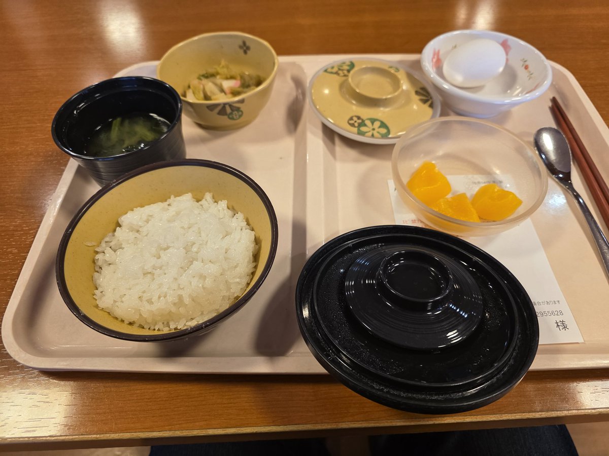 yozakura39560's tweet photo. 私の入院食はこれだ！
ご飯と味噌汁、漬物、温泉卵、桃3切れ https://t.co/1L3k6KYOR6