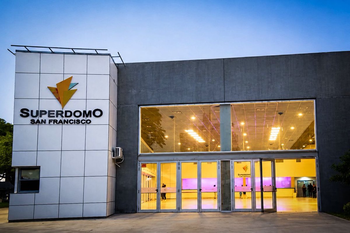 MartinLlaryora's tweet photo. SUPERDOMO, UNA BUENA DECISIÓN QUE CUMPLIÓ 10 AÑOS

En estos días el Superdomo de la ciudad de #SanFrancisco cumplió sus 10 primeros años y la verdad es que me hace muy feliz ver cómo lo que habíamos soñado y proyectado se transformó en una realidad.

Queríamos para San Francisco una #infraestructura que nos permitiera organizar o poner a disposición de terceros, grandes eventos deportivos, sociales o culturales y hoy al repasar su agenda veo que se superó largamente las expectativas. 

Competencias nacionales de basquet, voley, padle, arquería, ferias, shows, hacen de San Francisco una verdadera ciudad de eventos.

El Superdomo es un sueño que iniciamos en mi gestión como intendente pero que contó con la continuidad de Ignacio y ahora del Peta hasta transformarlo en lo que es, un espacio con capacidad, con posibilidades de adaptación, con acústica de primer nivel, con aire acondicionado e instalaciones a la altura de las grandes ciudades del mundo.

Como casi todas las decisiones importantes que tomamos cuando nos toca gestionar, tuvo su momento de debate, de discusión, pero sostenerlas con convicción, nos lleva a que luego sean aceptadas y utilizadas por la comunidad.
En el caso del Superdomo, a su vez, generando un movimiento en la economía de eventos que ya amortizó largamente la inversión.

Felicidades y felicitaciones a todos los que de alguna manera permitieron que el Superdomo sea una realidad en este San Francisco moderno y comprometido con el desarrollo sostenido de su comunidad.