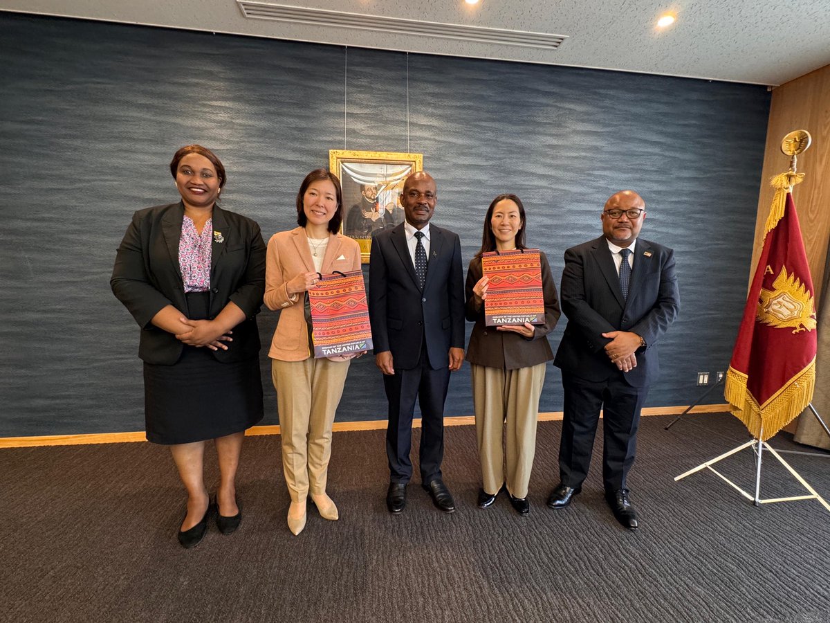 UbaloziJapan's tweet photo. BALOZI ANDERSON MUTATEMBWA AFANYA ZIARA CHUO KIKUU CHA SOPHIA KILICHOPO TOKYO NA KUZUNGUMZA NA MAKAMU WA RAIS WA CHUO HICHO

Mheshimiwa Anderson Mutatembwa alifanya ziara katika Sophia University kilichopo Tokyo, ambapo alikutana na kufanya mazungumzo na Makamu wa Rais wa chuo hicho, Profesa Mariko Iijima.

Katika mazungumzo hayo, Balozi alieleza kuwa madhumuni ya ziara hiyo yalikuwa ni kujitambulisha pamoja na kukishukuru chuo hicho kwa ushirikiano wake mzuri na Sokoine University of Agriculture (SUA). Aidha, alipongeza juhudi za chuo hicho katika kufundisha lugha ya Kiswahili pamoja na ushiriki wake katika maadhimisho ya Siku ya Kiswahili Duniani mwaka 2025.

Balozi Mutatembwa alitumia fursa hiyo kuomba kuimarishwa zaidi kwa ushirikiano uliopo, ikiwemo kupanua wigo wa ushirikiano kwa kushirikisha vyuo vingine vya Tanzania, hususan vilivyopo Dar es Salaam, Dodoma na Zanzibar. Alisisitiza umuhimu wa kuendeleza ufundishaji wa lugha ya Kiswahili pamoja na kufanya tafiti za pamoja katika masuala ya lugha na utamaduni.

Kwa upande wake, Profesa Iijima alipokea mapendekezo hayo na kuonesha utayari wa Sophia University kuanzisha ushirikiano na vyuo vingine vya Tanzania katika programu za lugha ya Kiswahili. Aidha, alieleza kuwa kuna fursa ya kupanua ushirikiano katika mafunzo ya lugha ya Kijapani kupitia ubadilishanaji wa wahadhiri na wanafunzi, pamoja na kufanya tafiti za pamoja zinazohusu lugha na utamaduni.