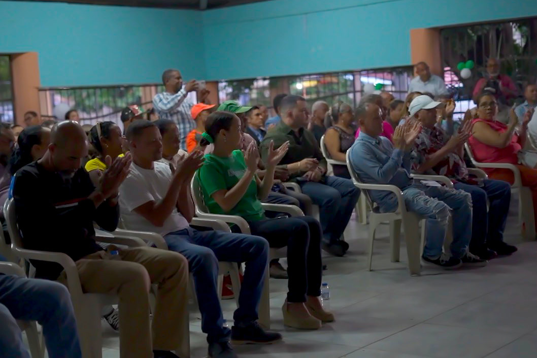 La Asamblea Comunitaria de la Dirección Municipal de la Fuerza del Pueblo en La Otra Banda permitió escuchar denuncias sobre calles intransitables, drenaje colapsado, aguas residuales, basura, falta de agua e iluminación. 

Escuchar al pueblo es el primer paso para actuar.