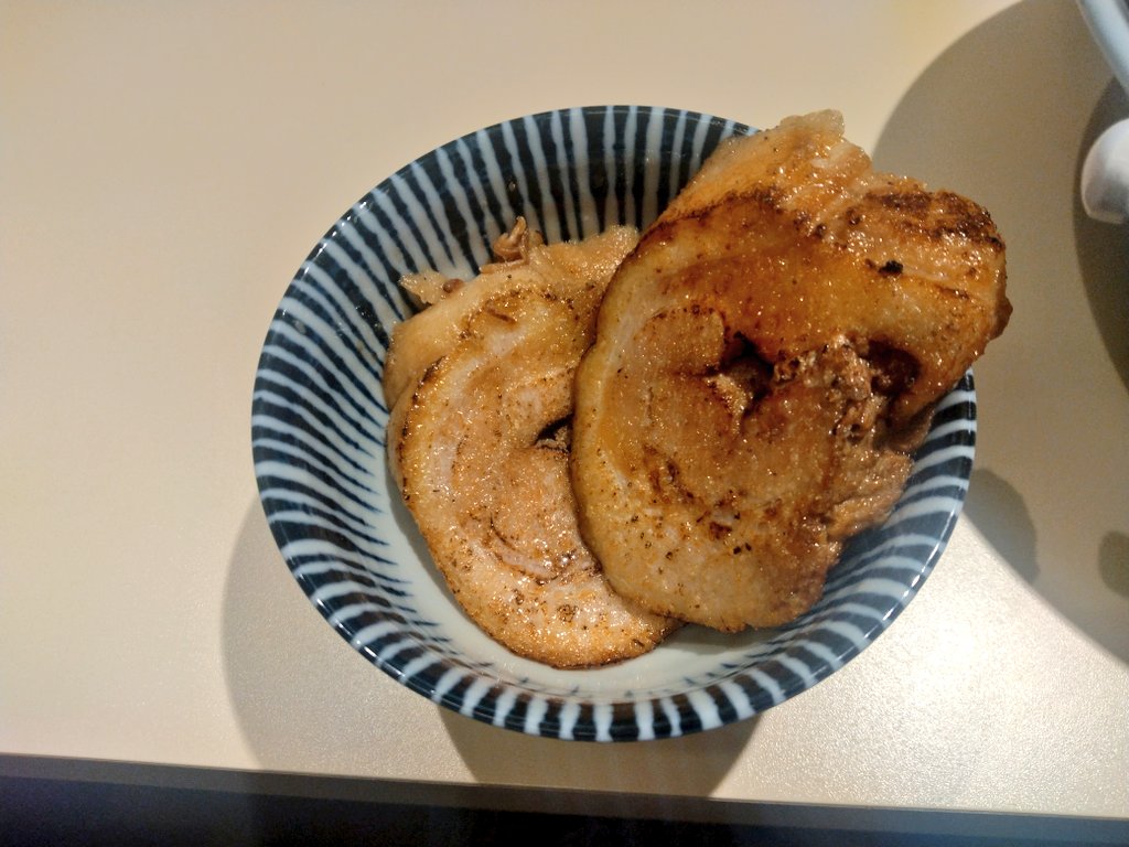二丁目ラーメン
塩らーめん(大)
炙りバラチャーシュー

なにこれ、今日のスゥプめちゃめちゃ美味い😋
コクがあるのにキレもある、煮干しのいい香りも口を抜けてく、あっさりしてるのに力強い麺に負けない😉

炙りバラチャーシューもジューシーで肉質バッチリ😋