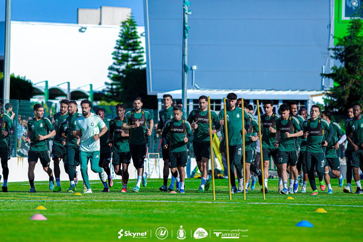AlahliSCLibya's tweet photo. بعزيمة و اصرار، و بدعم شعبنا الكبير، يواصل فريقنا الأول لكرة القدم تحضيراته للمرحلة الحاسمة 🟢✊️
#WeAreAlahliSC | #TheBoos https://t.co/vISSa5fEan