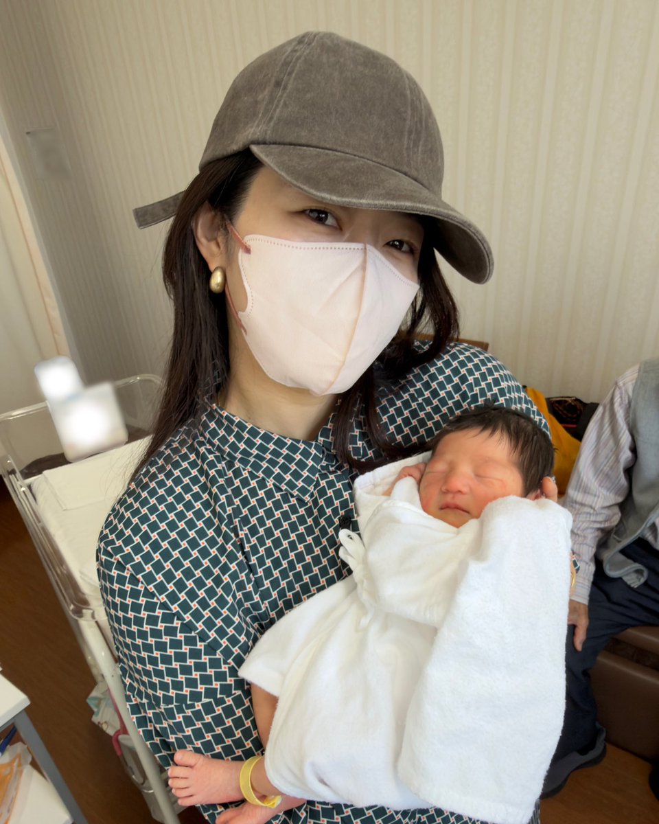 basbasbas0131's tweet photo. 伯母さんになりまして🥺🍀
弟夫婦のところに元気な女の子が生まれてきてくれました👶💞
地元戻って10日間一緒に過ごして、たった数日で肌の質や顔も変わっていくし、おむつやミルクもやらせてもらって🍼とても神秘的👼🌟見てるだけで時間があっという間に流れてしまう😭幸せな10日間でした😭 https://t.co/K5rYefc9rp