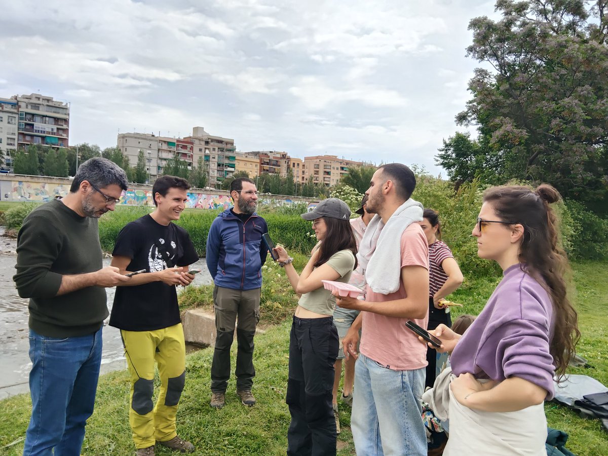 wwfbarcelona's tweet image. 💧 ¿Sabes cómo saber si un río está sano?
El 2 de mayo lo descubrimos en el río Besòs 🌱 Analizando macroinvertebrados, vimos que mejora, pero su estado ecológico sigue siendo moderado.
Cuidar los ríos es cuidar nuestro futuro 💚
#RiuBesòs #MedioAmbiente 
#Voluntariado