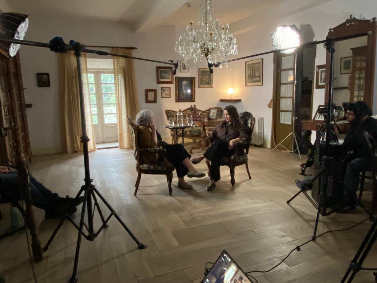 NosTelevision's tweet photo. Para conmemorar o Ano Otero Pedrayo, estamos gravando unha serie de conversas en Trasalba. Poder facelo na súa casa, testemuña de boa parte da historia cultural e política galega no S.XX, é marabilloso
@Otero_Pedrayo @SXPL @DACCultura @magago @mlsandez https://t.co/kalCRmpPzt