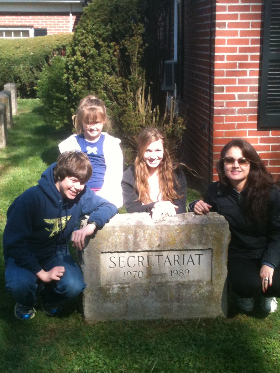 MaestroRock's tweet photo. @TicTocTick Secretariat's grave in Paris, Kentucky. Truly the greatest. https://t.co/BX4jfENELQ
