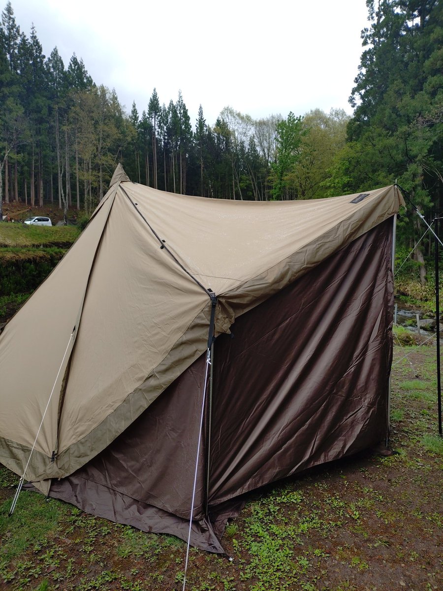 おはようございます☁️
本日キャンプ最終日
そう、地獄の撤収日です
昨晩から降り続いた雨も一応上がってるけど曇り空
TCのテント乾くかな〜💦