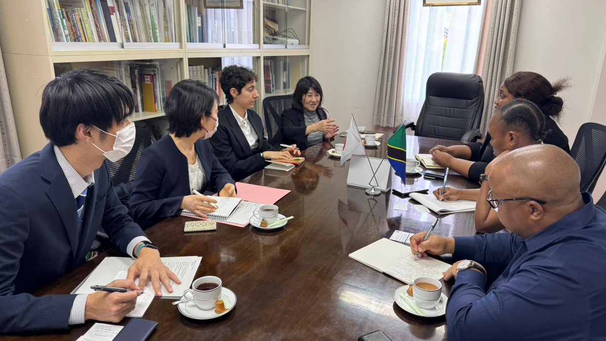 UbaloziJapan's tweet photo. UBALOZI WAPOKEA MKURUGENZI WA JIJI LA YOKOHAMA NA UJUMBE WAKE KUJADILI USHIRIKIANO NA JIJI LA DAR ES SALAAM 🇹🇿🇯🇵

Ubalozi ulipokea ujumbe wa wawakilishi watatu kutoka Yokohama, ulioongozwa na Mkurugenzi wa Ushirikiano wa Kimataifa wa jiji hilo, Bi. Maruyama Akiko. Lengo la ziara hiyo lilikuwa ni kuendeleza majadiliano kuhusu kuanzisha ushirikiano kati ya Jiji la Yokohama na Dar es Salaam.

Katika mazungumzo hayo, ujumbe wa Yokohama ulikumbushia maendeleo yaliyofikiwa katika rasimu ya Hati ya Ushirikiano (Memorandum of Understanding – MoU) kati ya majiji hayo mawili. Aidha, waliwasilisha ombi la kuandaliwa kwa mazungumzo ya awali kati ya wataalamu wa Dar es Salaam na Yokohama, kwa lengo la kujitambulisha, kubadilishana uzoefu, pamoja na kubaini maeneo ya kipaumbele kwa ajili ya ushirikiano huo.

Mazungumzo hayo yanatarajiwa kuweka msingi imara wa ushirikiano wa muda mrefu kati ya majiji hayo mawili, hususan katika maeneo ya maendeleo ya miji, miundombinu, mazingira na huduma za jamii.

Ubalozi ulieleza utayari wake wa kuendelea kuratibu na kusaidia juhudi hizo ili kuhakikisha ushirikiano huo unatekelezwa kwa mafanikio na kuleta manufaa kwa pande zote mbili.