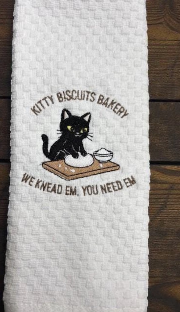 sewingfromsammy's tweet image. Purrfection for your kitchen!

Add a whisker of charm to your home with this adorable embroidered cat towel. Perfect for cat lovers and baking enthusiasts alike—because who kneads it more than you? 🐾❤️

#CatLoverGifts #KitchenDecor #UniqueEmbroidery