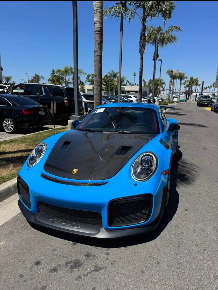 Oscarol95842891's tweet image. #Porsche 💙🖤💙