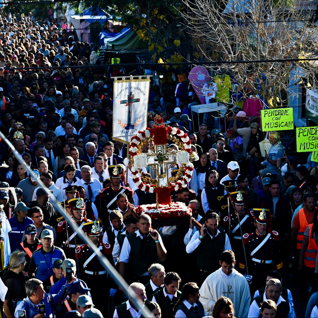 GobernadorSL's tweet photo. Compartimos la celebración en honor al Señor de la Quebrada junto a más de 180 mil creyentes🕯️

Allí, como en Renca, entregamos la Ley de Declaración de Patrimonio Cultural Inmaterial a las celebraciones religiosas del Divino Señor de Renca y del Santo Cristo de la Quebrada. https://t.co/xXdYFWlaTa