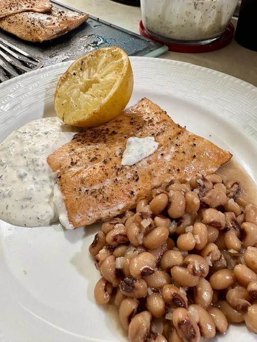 Hubs wanted fish for dinner so we tossed some Steelhead trout on the grill tonight along with blackeyed peas 😋