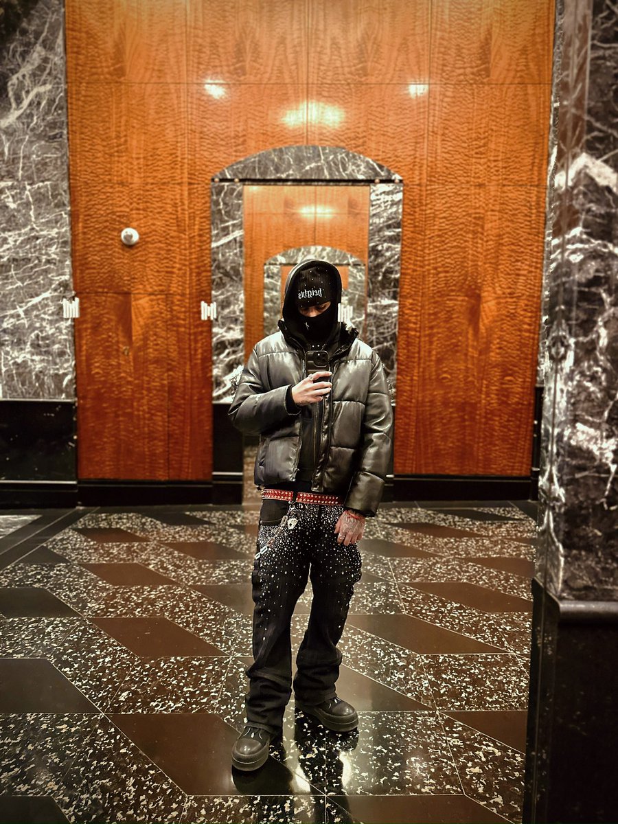 TheRealHenny's tweet photo. 🥃🧊😂🖤 https://t.co/H0cqGJvkQb