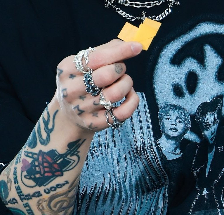 tokio_1108's tweet image. El anillo q parece una 'P' es de Harang, marca q vienen usando los chicos. Tienen una sección en la web con los productos q usó cada uno. No se si será una letra pero si parece una 'P' y quizá no sea casualidad q lo haya usado en ese dedo..

#jikook

Foto @/blacknwhite_km