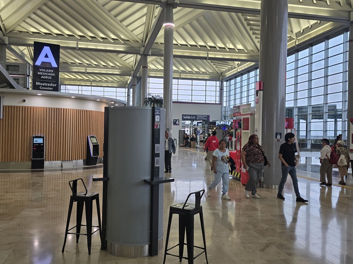 Esta semana la narrativa vs el tren al AIFA fue que nadie lo estaba usando para llegar al aeropuerto. 

Déjenme decirles que el AIFA va bien y volando. 

Imágenes propias del día de la inauguración vs hoy.