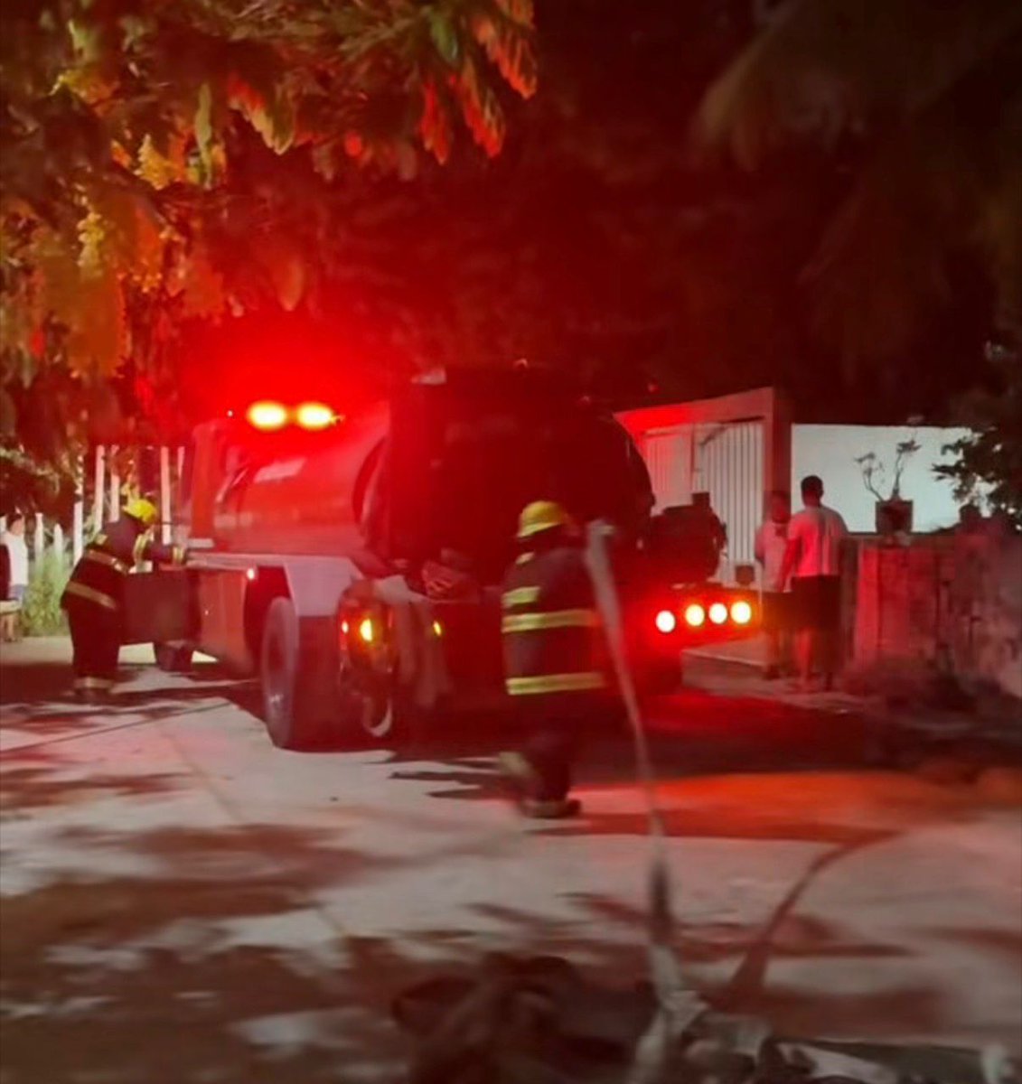 LoDelDia1's tweet image. #Noticias #Local I Lamenta Ayuntamiento de Veracruz fallecimiento de menor en incendio de vivienda en Bosques de Tarimoya

lodeldia.com/noticias/local…

@AyuntamientoVer  @espejohernandez